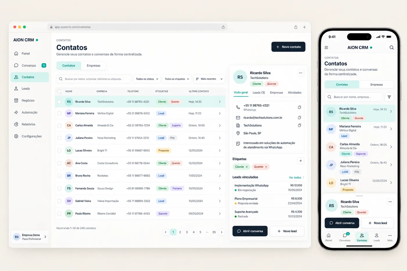 Lista de contatos e clientes com painel de resumo ao lado